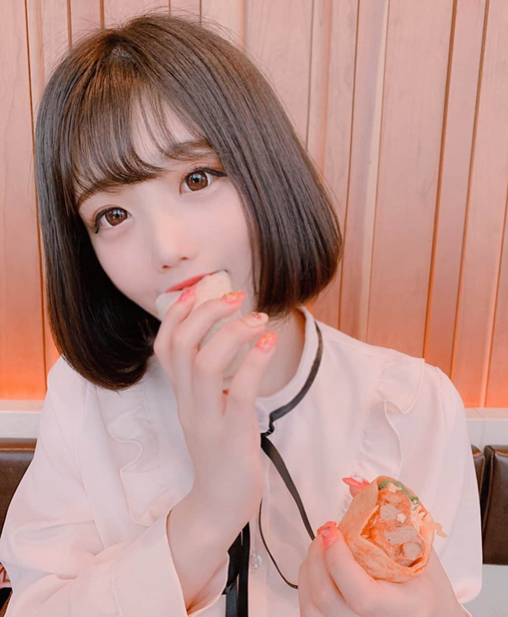 小山ひなさんのインスタグラム写真 - (小山ひなInstagram)「팔로워 29,000 명 감사합니다 ♥ ️ . . 両手で食べるの . . .  #神宿 #ひなぷぅ #小山ひな #셀카 #셀스타그램 #スタバ」5月18日 14時21分 - hina__kmyd