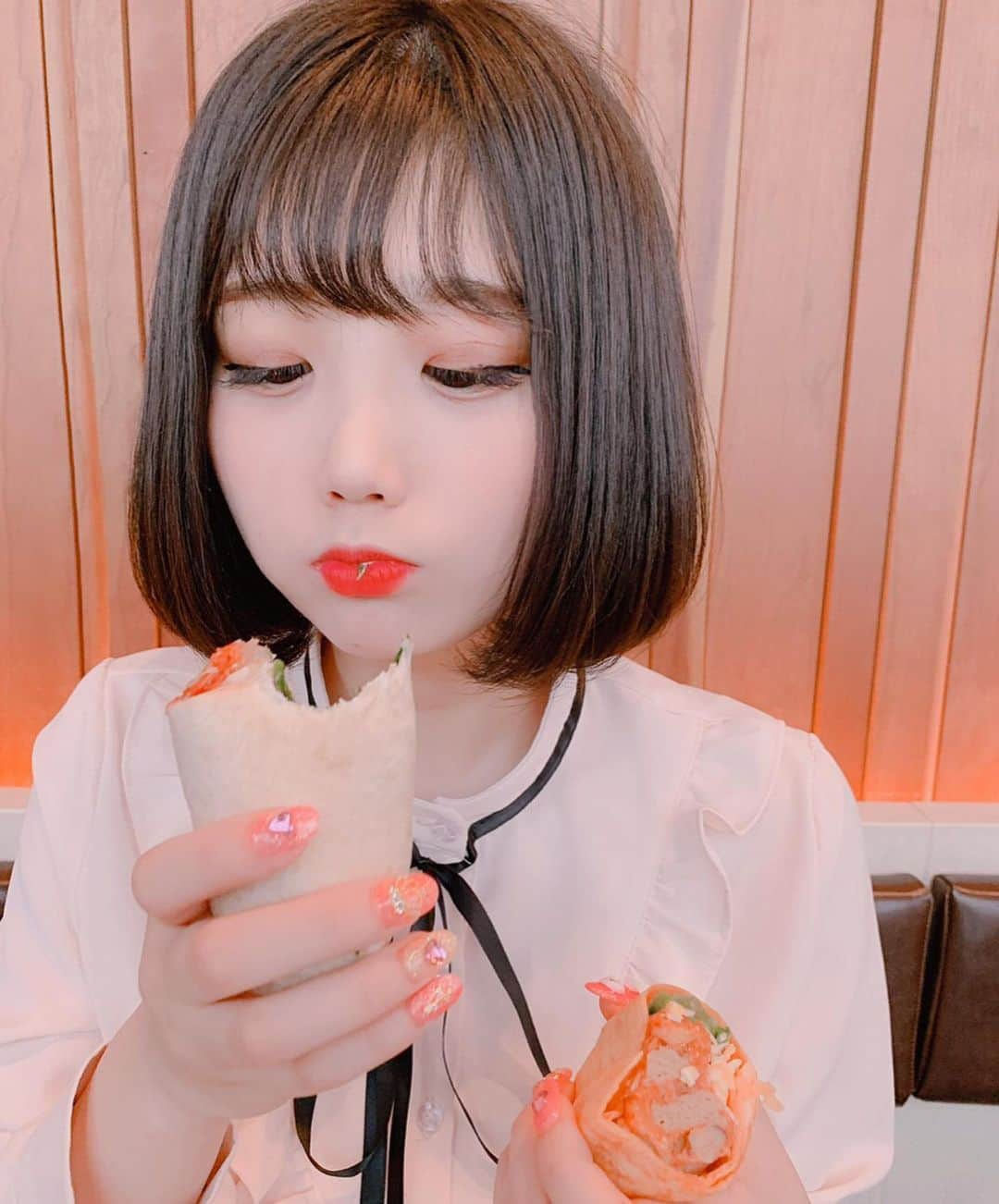 小山ひなさんのインスタグラム写真 - (小山ひなInstagram)「팔로워 29,000 명 감사합니다 ♥ ️ . . 両手で食べるの . . .  #神宿 #ひなぷぅ #小山ひな #셀카 #셀스타그램 #スタバ」5月18日 14時21分 - hina__kmyd