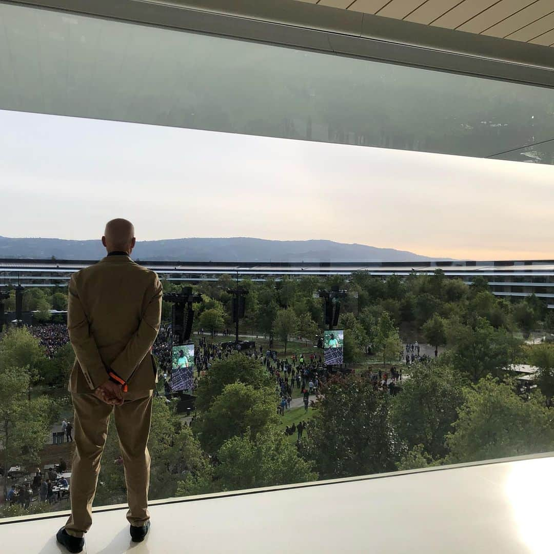 ノーマン・フォスターさんのインスタグラム写真 - (ノーマン・フォスターInstagram)「An incredible evening and performance at Apple Park in Cupertino .」5月18日 14時21分 - officialnormanfoster