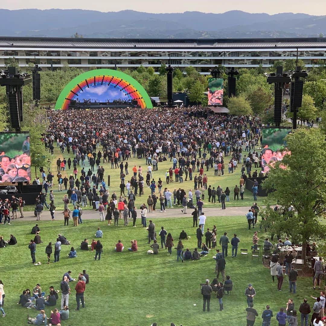 ノーマン・フォスターさんのインスタグラム写真 - (ノーマン・フォスターInstagram)「An incredible evening and performance at Apple Park in Cupertino .」5月18日 14時21分 - officialnormanfoster