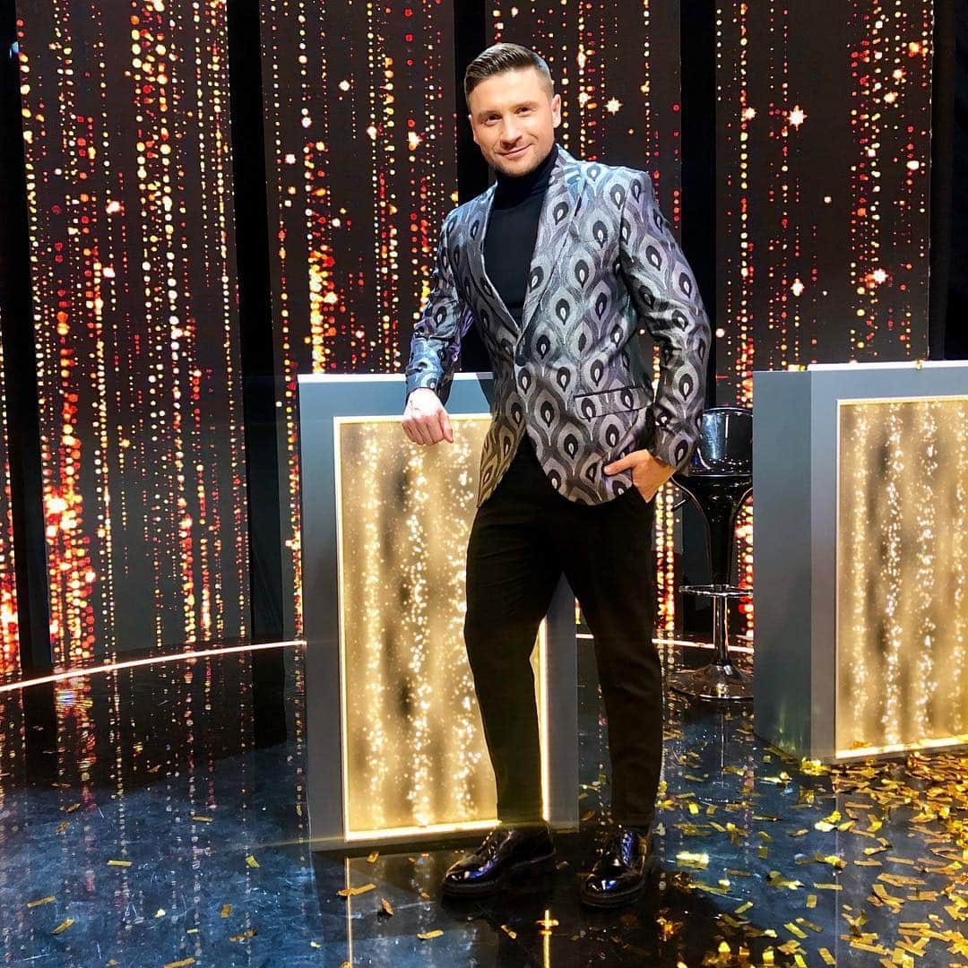RU.TVさんのインスタグラム写真 - (RU.TVInstagram)「💕 Доброе утро. Однажды Сергей Лазарев @lazarevsergey признался, что его кумир — Мадонна. ⠀ 💥 Рассказывай в комментариях, кто для тебя является настоящим кумиром. ⠀ #рутв #rutv #утро #сергейлазарев」5月18日 14時30分 - ru_tv