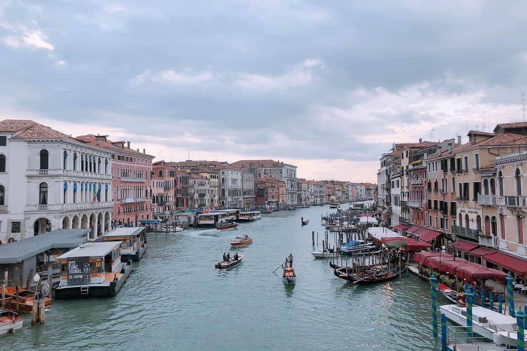 相知明日香さんのインスタグラム写真 - (相知明日香Instagram)「🇮🇹 | Venice |  ITALY 1日早く入った私とメンバーのお姉様方と合流の夜😍🍷 雨のサンマルコ広場も なかなか雰囲気がありました😌✨ #あすかの旅スタinITALY #あすかの旅スタinSunPrincess #JTBSUNPRINCESSWORLDCRUISE2019 #SunPrincess #WorldCruise #Cruise #JTB #Venice#Venezia#ITALY#ITALIA#Travel#Traveler#Violinist#Artist#music#love#happy#violin#Italianfood#相知明日香#旅するヴァイオリニスト#旅#旅行#ヴァイオリン#音楽#イタリア#ヴェネツィア#ベニス#🇮🇹」5月18日 14時41分 - asukalohappy