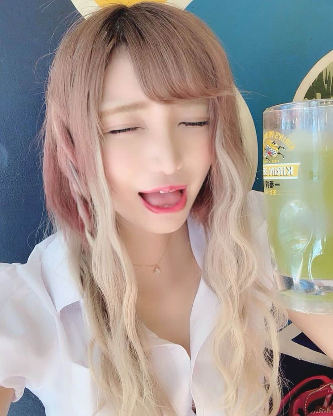 かえるちゃんさんのインスタグラム写真 - (かえるちゃんInstagram)「ぷはーーーーーーっっっっ🍻💓 ❤︎ ❤︎ ❤︎ #🍻 #お酒 #お酒好き女子  #東京 #japan #介護美容師 #ポートレート女子 #ポートレート撮影 #ポートレートしま専科 #被写体モデル #good_portraits_world #hueart_life #lovers_nippon_portrait #pasha_magagine #portrait_shot #wu_japan #お洒落さんと繋がりたい #얼스타그램 #팔로우 #셀피 #コスプレイヤー #ギャル #派手髪 #cosplay  #cosplayer  #cosplay_style  #followme #instagood #like4like #love」5月18日 14時38分 - k.kaeru