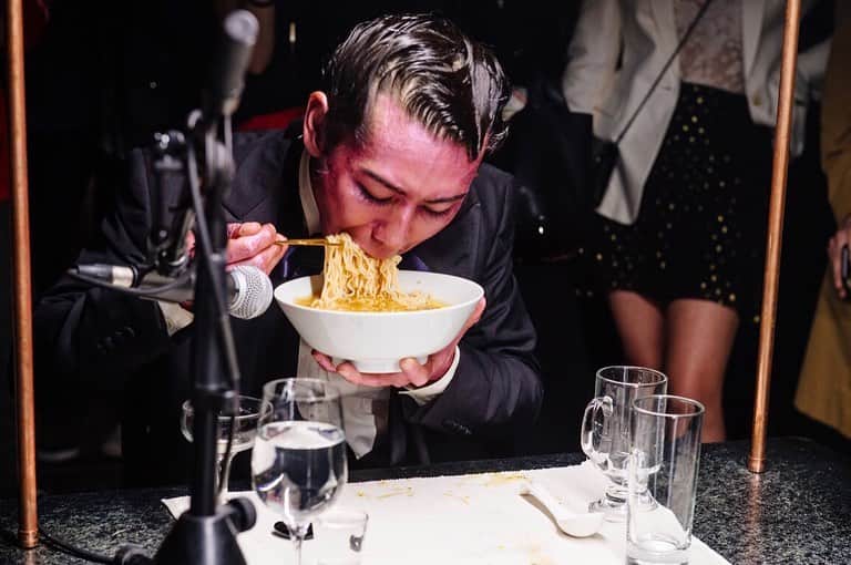 小林尊のインスタグラム：「Thank you @interviewmag for the great article.  Salad, Diet Coke and ASMR performance w @iamwestdakota @nailsbymei  インタビューマガジンの特集。 サラダ、ダイエットコーラ そして、ASMRパフォーマンスアート。  Photo @hunterabrams  Makeup @laramiemakeup  Hair @uhmmwhat  Set Styling @gogobueno  Lighting @dandyfarmer  Music @oscarnn  Thanks @maggiechatter for being a mother host for the show.  #interviewmagazine #takerukobayashi #小林尊」