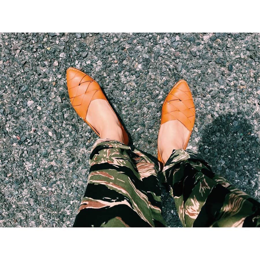 大瀧彩乃さんのインスタグラム写真 - (大瀧彩乃Instagram)「・ 先日 @publux_official で見つけたタイガーカモのオールインワン。 いつもスニーカーでカジュアルダウンするのが私っぽさだったりするのですが、このオールインワンが強めなので今日は @pikolinos_shoes  で柔らかい雰囲気にしてみました。  服も靴も楽チン👞 仕事にぴったりです！  さて、今日も収録に行ってきます🚗💨 ・ photo by 123 @hifumi.u  オールインワン👚#RACHELCOMEY ピアス🧡 いただきもの ネックレス💜#gucci 靴👠#ピコリノス #pikolinos #pikolinos_shoes #getcomfy #ピコリノス #革靴 #革靴女子 #大瀧の服」5月18日 14時39分 - _ayanootaki_