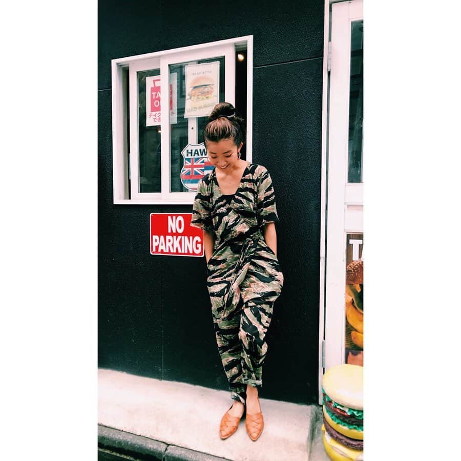 のインスタグラム：「・ 先日 @publux_official で見つけたタイガーカモのオールインワン。 いつもスニーカーでカジュアルダウンするのが私っぽさだったりするのですが、このオールインワンが強めなので今日は @pikolinos_shoes  で柔らかい雰囲気にしてみました。  服も靴も楽チン👞 仕事にぴったりです！  さて、今日も収録に行ってきます🚗💨 ・ photo by 123 @hifumi.u  オールインワン👚#RACHELCOMEY ピアス🧡 いただきもの ネックレス💜#gucci 靴👠#ピコリノス #pikolinos #pikolinos_shoes #getcomfy #ピコリノス #革靴 #革靴女子 #大瀧の服」