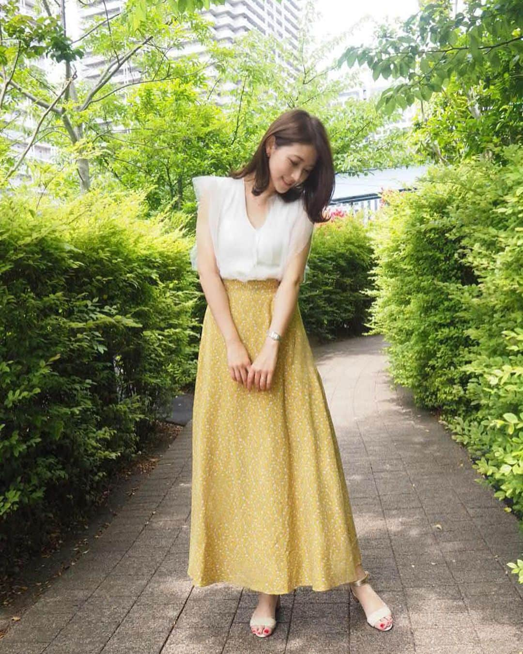 Sayuri（岸岡小百合）さんのインスタグラム写真 - (Sayuri（岸岡小百合）Instagram)「* 最近のプチプラファッションは侮れない‼️ @fifth_store* * ✅【6th anniversary】チュールドッキングフレンチスリーブニット ✅ レトロフラワーロングフレアスカート イエロー * 白のトップスはとにかく着心地が良いし、 着回しもききそう♪ 袖のチュールが腕の太い部分を隠してくれます♪ * 小花柄のスカートを今日はキレイめに着てみましたが、同じ柄のシャツとセットアップにして着るのも おススメ‼️ * スカートはMサイズ。 165センチの私でくるぶしの5センチくらい上の 丈感です♪ Tシャツやデニムジャケットにも合いますよ♪ * 40%オフクーポンが出ていたので かなりお得にゲットできちゃいました😍‼️ #fifth #fifthtl  #フィフス  #レトロフラワーロングフレアスカート #チュールドッキングフレンチスリーブニット #花柄スカート #fashion #ootd  #outfit  #code  #coordinate #instafashion  #instagood #instalike  #ファッション  #コーディネート  #コーデ  #プチプラ  #プチプラコーデ  #今日の服 #春服 #春コーデ  #今日のコーデ  #プチプラファッション #オトナカジュアル  #大人コーディネート  #大人ファッション #花柄  #ロングスカート」5月18日 14時46分 - sayuuringo