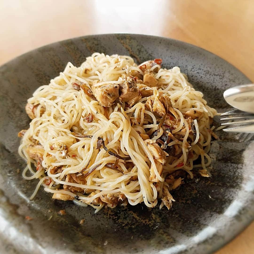 池田夏希さんのインスタグラム写真 - (池田夏希Instagram)「おうちランチ😋🍴 . サヴァ缶×こんにゃくそうめん風でペペロンチーノ…風😉🍝 . 作り方はとっても簡単🎵 オリーブオイル、鷹の爪、にんにくを入れたフライパンにサヴァ缶(レモンバジル)を入れてほぐして、少ししたら水洗いして水気を切ったこんにゃくそうめんを入れて水気がなくなるまで炒めて、少し塩昆布も入れたら完成🙌 簡単でヘルシーで美味しいです✨ . #おうちごはん #ランチ #簡単ペペロンチーノ 風  #サヴァ缶 #サヴァ缶レモンバジル #サヴァ缶パスタ #オリジナル #こんにゃくそうめん風 #ヘルシー #簡単 #美味しい #色々アレンジ #これ使える #鯖好き #鯖好きにはたまらない #お昼軽めにしたい時 #よく食べてます」5月18日 14時52分 - natsukiikeda624