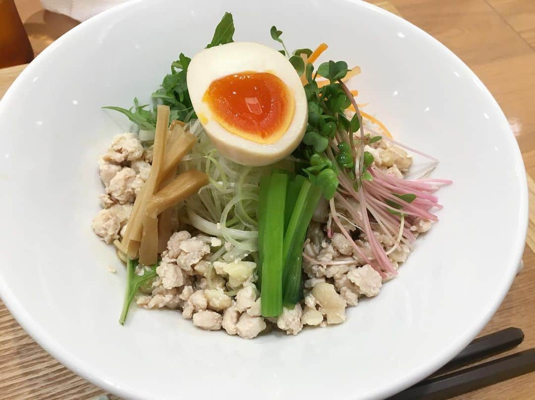 名古屋パルコさんのインスタグラム写真 - (名古屋パルコInstagram)「【西館7F 名古屋コーチン 麺屋 鳥しげ】今日のような暑い日は、「鶏そば汁なし」はいかがですか？ . 選べるセットメニューもございます🙋 ◾️小ぶりな鶏そばセット  1,280円 (小ぶりな鶏そば+おかず3つ+日替わりデザート) . ◾️まんぷく鶏そばセット  1,380円 (鶏そば+ごはん+おかず1つ+日替わりデザート) . それぞれメニュー表よりお好きな組み合わせをお選びいただけます✨ もちろん、単品でのご注文もオッケー👌 . その日の気分に合わせてお好きな組み合わせをお選び下さいね😋 .  #名古屋コーチン麺屋鳥しげ #鳥しげ #名古屋コーチン #鳥そば #鶏そば #ラーメン #名古屋グルメ #卵かけごはん #名古屋 #名古屋 #nagoya #栄 #矢場町 #名古屋パルコ #名古屋パルコ30周年 @parco_nagoya_official」5月18日 14時52分 - parco_nagoya_official