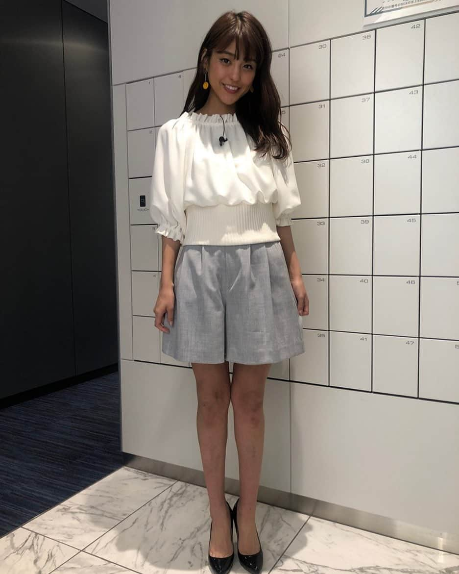 岡副麻希さんのインスタグラム写真 - (岡副麻希Instagram)「🌼 今夜の『#千鳥のジョブラバーズ』は、 #セルライトスパ のおふたりが#わさビーフ 工場へ😇 いろんな味がスタジオにも登場してくれました🤤🤤 手が止まらない、あれです！  衣装がパンツスタイルなのは、スタジオでマット運動を…🤸‍♂️🤸‍♂️💫 マットの耳をなおすのが懐かしすぎました😼 #どすん#ひょいっ#朝日放送  衣装👕#supremelala 👖#andcouture」5月18日 14時53分 - maki_okazoe_official