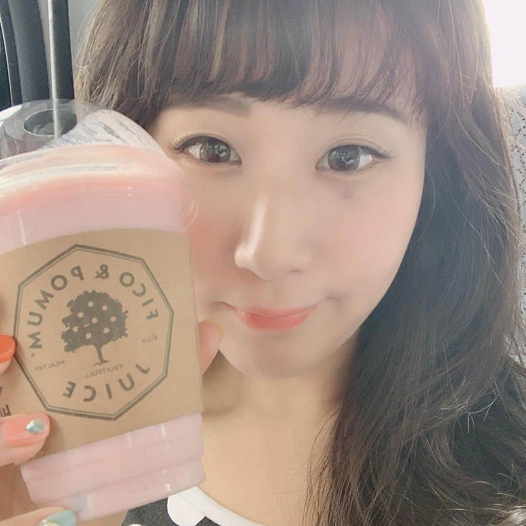 ぱちおまるさんのインスタグラム写真 - (ぱちおまるInstagram)「行こうと思ってた店がなくなってて、代わりにあったスムージー屋でスムージー買うの巻😂いちごバナナ🍓🍌 濃い味好きには、なんかパンチが足りない😂」5月18日 14時54分 - pachiomaru