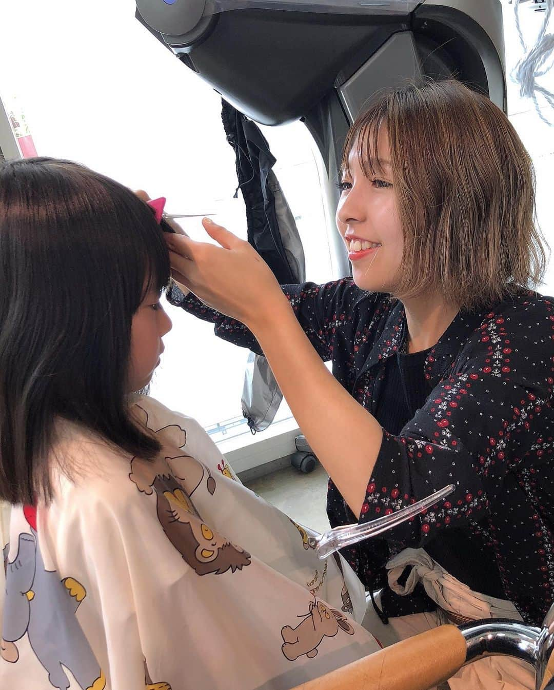 みきママさんのインスタグラム写真 - (みきママInstagram)「【ヘアカット完成で〜す！】. . . 同じ髪型にしました🤩🤩🤩. . 「若く見えて、可愛くなりたいです。イメチェンもしたいです。」と、恐ろしい要望をしました🤣🤣🤣. . . 髪型のお陰で若くなりましたよね‼️. . . . #ユーレルム の#瓜生 さん、ありがとうございます😭😭😭」5月18日 15時02分 - mikimama_official