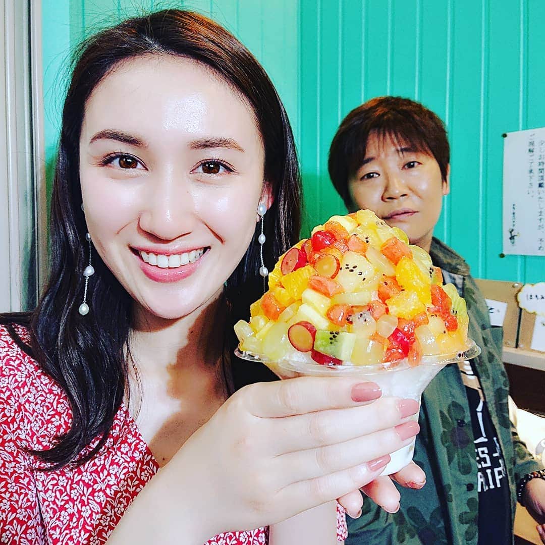 石原祐美子さんのインスタグラム写真 - (石原祐美子Instagram)「大人気クラムスバナナ の #バナナジュース  クリーミーさと濃厚さがまじ、神がかってる٩(๑>ᴗ<๑)۶ 何度飲んでもおいしすぎて笑てしまいます😂んもーめちゃくちゃ好き！！！！ #バナナジュース専門店 #クラムスバナナ  #高槻と茨木にあるよ #オーガニックバナナジュースはなんと国産バナナ使用！！ #クラムスコヲリ も激ウマ #雪のような口どけの氷にフルーツてんこ盛り #6月から茨木店限定発売だそうですが #看板よりもかなりでかいw  #パインバンブーアワー でおじゃましました #jcom #6月オンエア分 は #茨木市 パートナーは #小林美稀  #茨木市グルメ #茨木市スイーツ #阪急茨木市駅周辺 #大阪グルメ #大阪スイーツ #バナナジュース」5月18日 15時04分 - chiki2johnny14