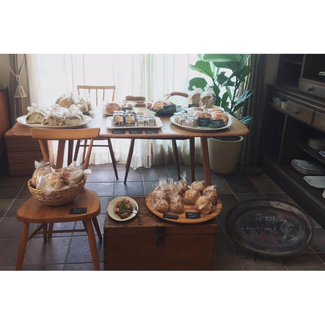 陶屋なづなさんのインスタグラム写真 - (陶屋なづなInstagram)「「花とふみ 」ちなつさんのパン屋さんに お越しくださいました皆さま、 ありがとうございました。 キレイにステキにラッピングされた パンたちが並びました。 もちもちふかふかの美味しい優しいパンでしたね。 芦屋でパン教室を主宰されています。 美味しいパンを作りたい方、 ちなつさんにまた会いたい方 ちなつさんのパンを食べたい方 ぜひ @_hanatofumi  までお問い合わせくださいね。  ちなつさん、ありがとうございましたー。 また、パン焼いてくださーい❤︎ _  #花とふみ#自家製天然酵母#自家製天然酵母パン #天然酵母パン#芦屋パン教室#パン大好き #陶屋なづな パンが載っているうつわは #岡田直人#長角皿#伊藤環 #白泥リム大皿#錆銀彩デルフト皿#菅沼淳一#リムオーバル皿#棚橋祐介#八角皿」5月18日 6時08分 - hirohiro0220