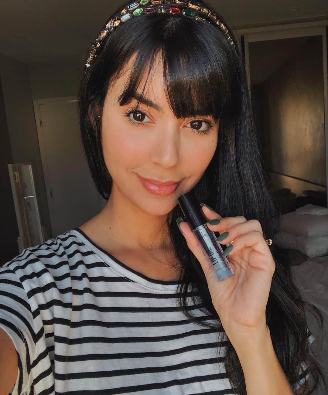 Gabriela Salesのインスタグラム：「Piscininha de boca hidratada hahaha. Amo/sou! Lacrinhasss, os óleos vegetais estão bombando na gringa e a @vult pisou muito em antecipar esse lançamento. O Lip Oil pode ser usado sozinho ou por cima do batom. Ele super hidrata, tirando o aspecto de boca rachada e as ruguinhas. Corre pros meus stories que mostrei ele em ação e tem também um link pra comprar com frete grátis 😍😍😍 #publidavidareal」