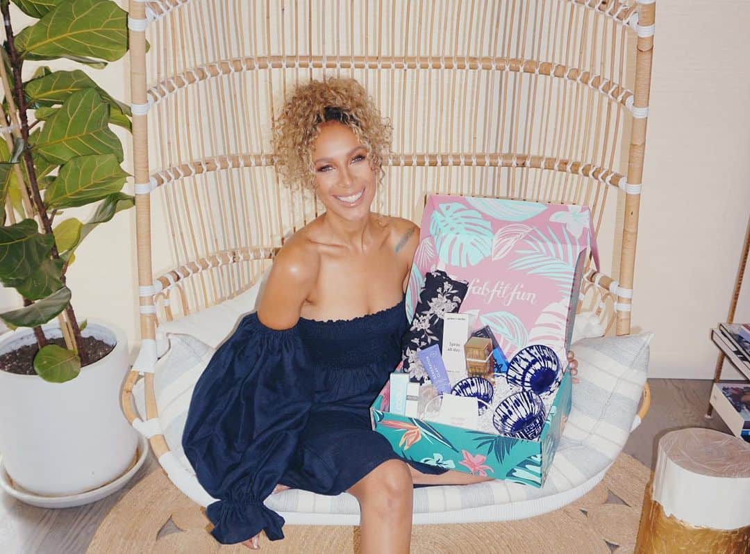 レオナ・ルイスのインスタグラム：「Just got my summer box from @fabfitfun as a #fabfitfunpartner 🌸 With a crazy schedule like mine and with my wedding coming up I’ve been focusing a lot on self care. I have always believed it’s so important to take time out to focus on your self and your well being. Fab Fit Fun was so sweet and sent me a box filled with products that will keep me glowing on stage and on my big day. My favorite part is that they have lots of vegan and cruelty free products to chose from! 🐰And it’s now available in the UK!! Use my code LEONA at fabfitfun.com for 20% of your first box. I hope you love it as much as I do✨」