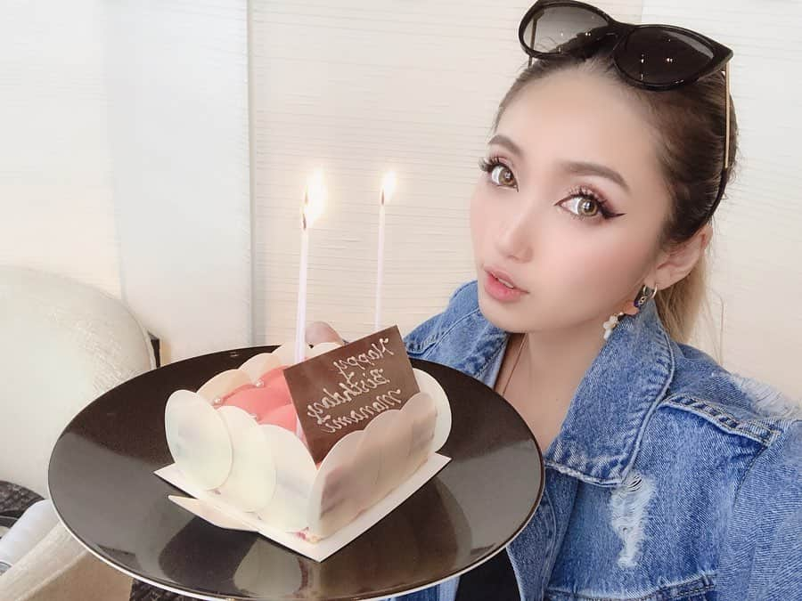 鈴木愛美さんのインスタグラム写真 - (鈴木愛美Instagram)「🖤🍰🖤🍰🖤🍰🖤🍰🖤 . 1つ前のpostに引き続き... 銀座CHANELのビルにある シャネルレストラン "Beige Alain Ducasse"🍽💕 . 実は、私は当日まで 場所を知らなかったの😳💓← . ゆんとすずかが私のBirthdayを お祝いしてくれる予定で着いた場所が CHANELレストランだったのっ🙈❤️💕 . CHANEL好きな私が喜ぶと思って お店を選んでくれたんだって♡♡♡ . さすがの食通!!!!! すずかのお店選びは本当にすごい😍💕 . お陰でまったりゆっくり話しながら 美味しいご飯を食べて 楽しくて幸せ過ぎるBirthday lunchに なりましたっ\(//∇//)\🥂❤️ . ちなみに、根本はサプライズだったよ♡ #ゆんが何日か前にやらかしたけどw😂 #嘘がつけないゆんちゃん← #フォローしようとせず正直にバラすw . まじで幸せ過ぎる1日でしたっ🎂💕 . 毎年毎年、素敵なお祝いを ありがとう😭🙏✨ 幸せ者過ぎてます、、、。💋 . ゆんとすずかから 誕生日プレゼントまで貰っちゃったよ🎁💕 #BALENCIAGA と #NYX ♡♡♡ . 大事に使わせて貰います😭🙏❤️ ありがとう、、、😭💋 . とりあえず。 マトラッセケーキ🍰可愛過ぎる😍💕 . . #4枚目のムービー📽✴︎゜ ケーキが登場した時に調度根本がトイレ行ってて 根本が帰ってくるまでずっと待ってたんだけど さすがにロウソクが短くなってきたから ゆんとすずかが "Happy Birthday〜♫"を歌ってくれて 私がロウソクの火を消そうとした時、、、 根本帰ってきた😂😂😂 . まじでタイミングやば過ぎ😂💕 . 根本のタイミングさすがだった！ みんながちょっと予想してたタイミングで ガッツリ帰って来てくれました😂💭←www . 最後の最後まで爆笑しまくった 最高に楽しかった日っ♡♡♡ . . . #beigealainducassetokyo #beigealainducasse #CHANEL #french #restaurant #ginza #lunch #bdaygirl👑 #Birthday #birthdaypresent 🎁 #lovefrinds #フレンチ #銀座 #シャネル #シャネルレストラン #ベージュアランデュカス #カメリアケーキ #マトラッセケーキ 🍰💕」5月18日 6時15分 - x.manya.x