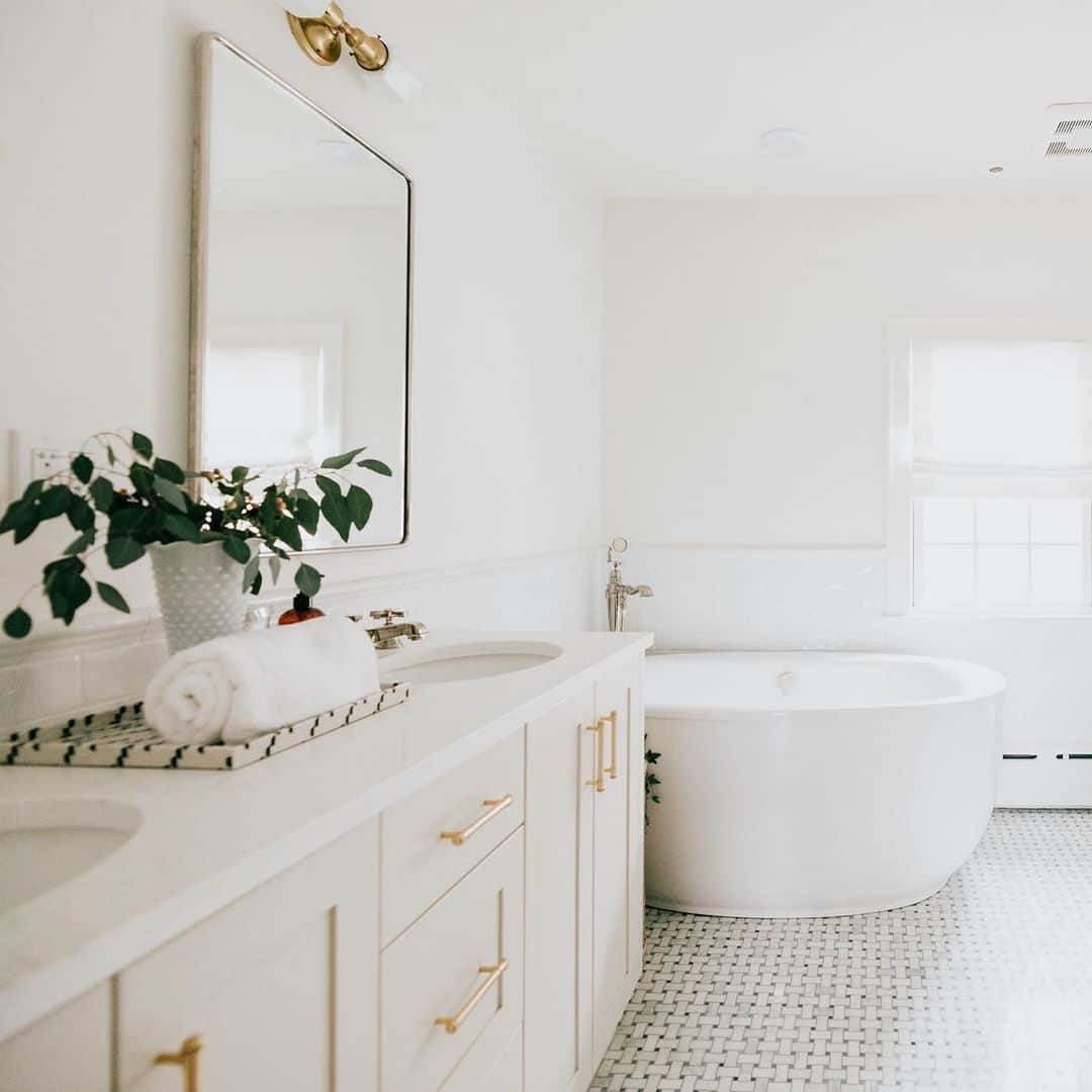 Anna Jane Wisniewskiのインスタグラム：「Tonight’s plan.  Post-pizza and after the boys go to bed, I’m going to throw in a CBD bath bomb that my sis-in-law gave me for Mother’s Day (🙌🏻) and finish reading The Idea of You. What are YOU doing tonight? 📸 @ironandhoney」