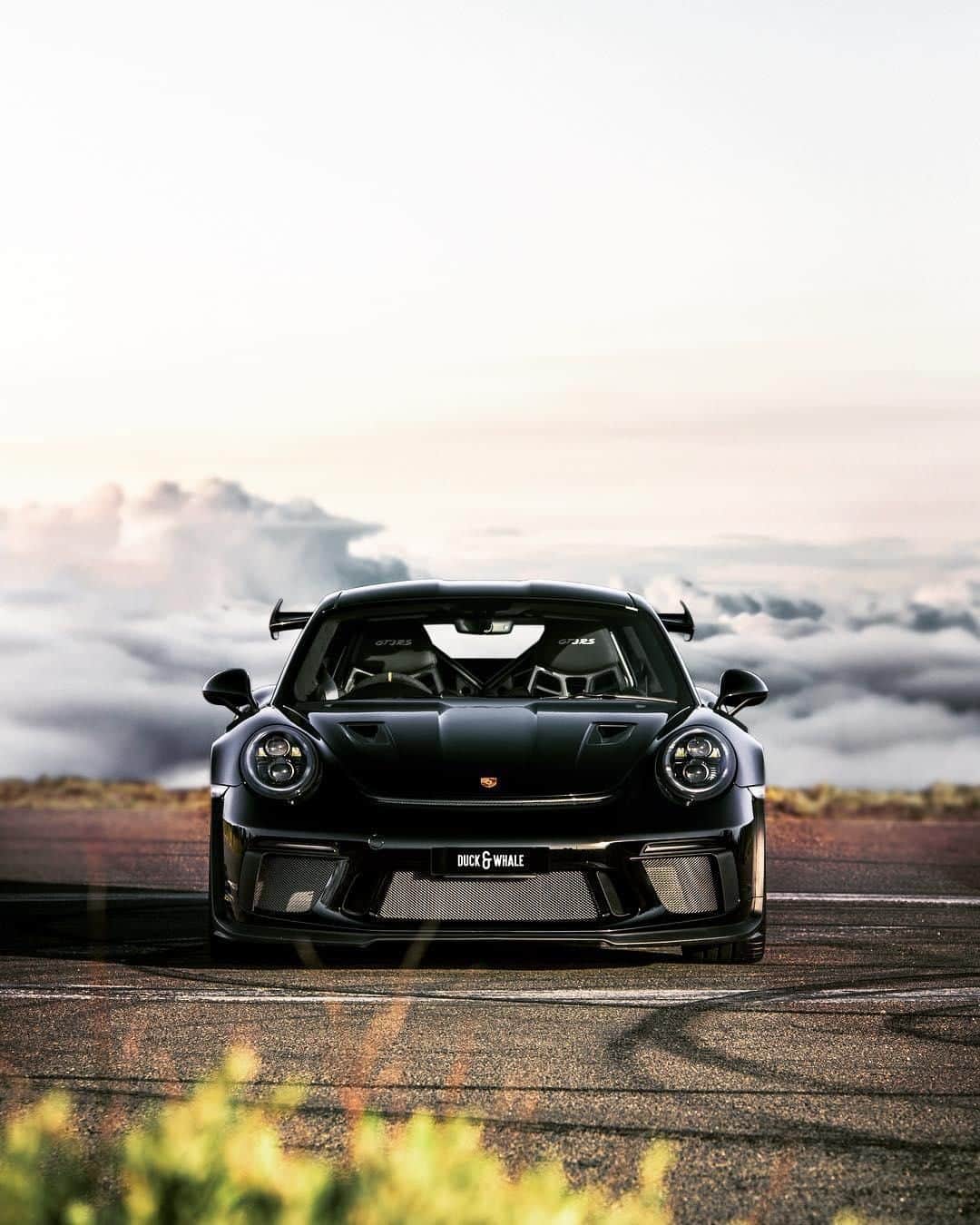 Porscheさんのインスタグラム写真 - (PorscheInstagram)「Dreams lie above the clouds. And on the roads. #PorscheMoment #Porsche #Porsche911 #GT3RS #TimelessMachine #991 (📷: @duckandwhale) __ Combined fuel consumption in accordance with EU 6: 911 GT3 RS: 12,8 l/100 km; CO2 emissions: 291 g/km」5月18日 6時25分 - porsche
