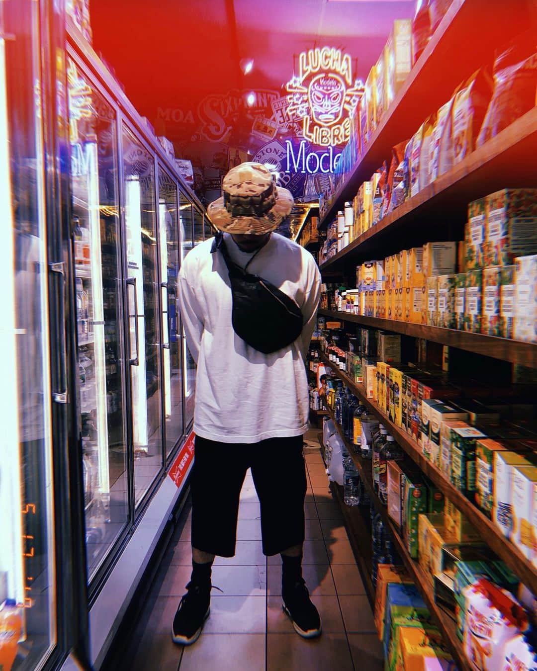 オーク ニューヨークのインスタグラム：「@jeffersonwells in the long sleeve mock neck tee, grove fanny pack and skater pant 🌪🔥」