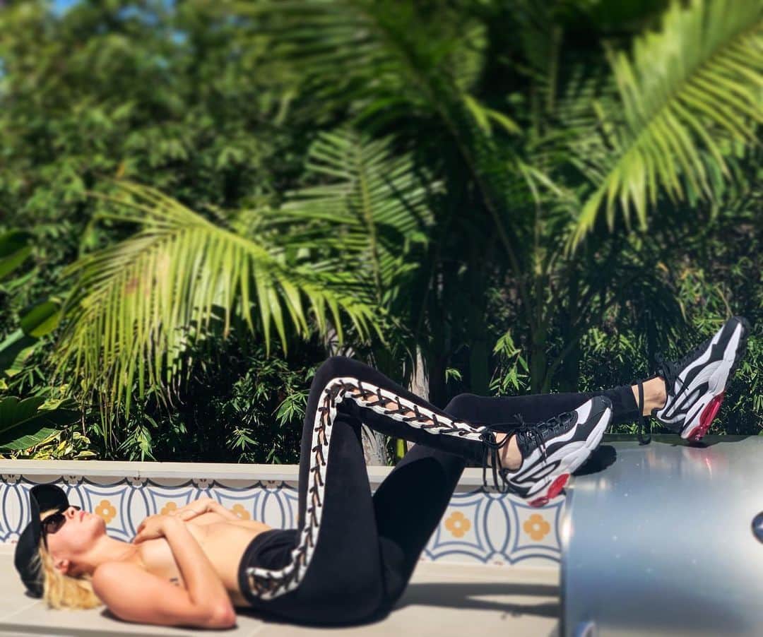 カーラ・デルヴィーニュのインスタグラム：「New CELL Stellar 💫 @pumasportstyle #ad」