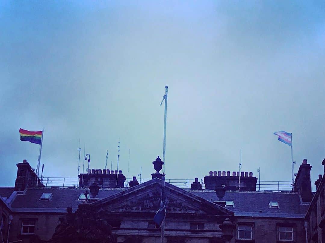 テリー・レオンさんのインスタグラム写真 - (テリー・レオンInstagram)「Tonight, the rainbow flag and the transgender pride flag flew side by side at the City Chambers of #edinburgh. From #Taiwan to #Edinburgh, #pride is everywhere. #lgbtq🌈 🏳️‍🌈」5月18日 6時33分 - tellyleung
