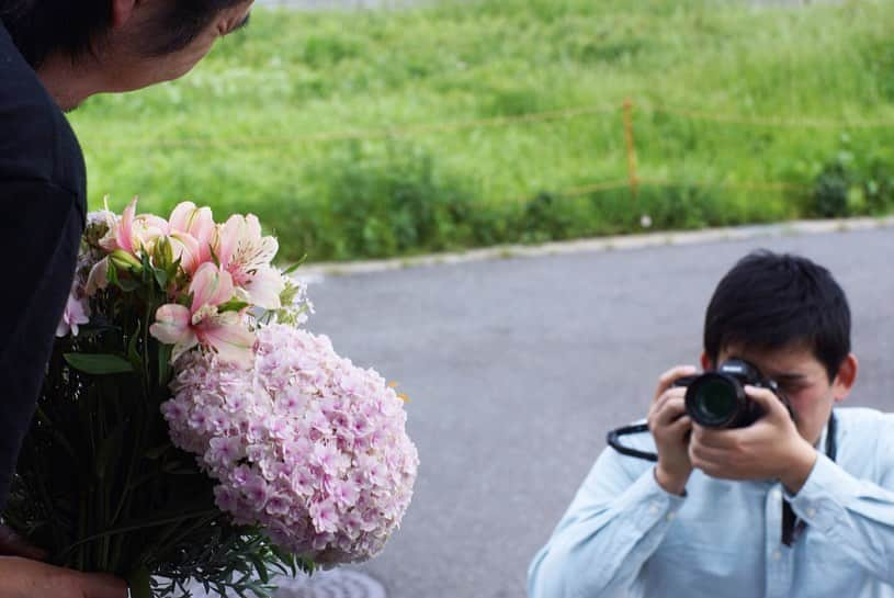 MILLE ECLAT.さんのインスタグラム写真 - (MILLE ECLAT.Instagram)「真面目にお仕事するアキラさんとそれを見守るマツダさんと花束を持つエリちゃんとそれを横取りするアキラさんとそれを撮るマツモトくん。 . マツモトくんが来てくれるといきなり写真のクオリティがぐんと高くなります。ありがとう。 @gaaru_jp . エリちゃんエステ仕事の合間にいつも写真撮影手伝ってくれてありがとう。 @relaxationroom_poirier . 本日5月18日(土)ミルエクラ.は10:00〜18:00営業です☺︎ . #ミルエクラ  #花束 #アジサイ」5月18日 6時33分 - mille_eclat