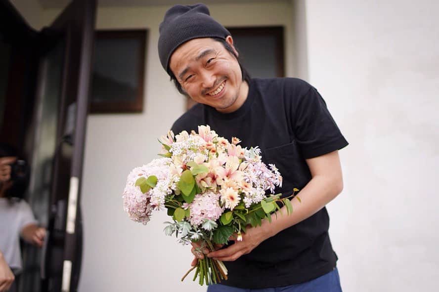 MILLE ECLAT.さんのインスタグラム写真 - (MILLE ECLAT.Instagram)「真面目にお仕事するアキラさんとそれを見守るマツダさんと花束を持つエリちゃんとそれを横取りするアキラさんとそれを撮るマツモトくん。 . マツモトくんが来てくれるといきなり写真のクオリティがぐんと高くなります。ありがとう。 @gaaru_jp . エリちゃんエステ仕事の合間にいつも写真撮影手伝ってくれてありがとう。 @relaxationroom_poirier . 本日5月18日(土)ミルエクラ.は10:00〜18:00営業です☺︎ . #ミルエクラ  #花束 #アジサイ」5月18日 6時33分 - mille_eclat