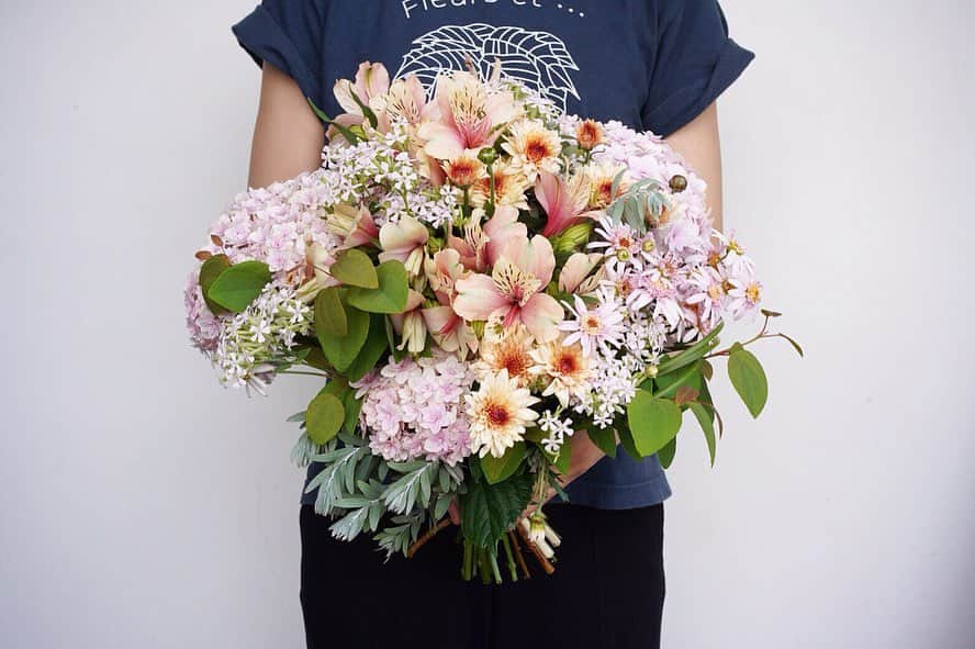 MILLE ECLAT.さんのインスタグラム写真 - (MILLE ECLAT.Instagram)「真面目にお仕事するアキラさんとそれを見守るマツダさんと花束を持つエリちゃんとそれを横取りするアキラさんとそれを撮るマツモトくん。 . マツモトくんが来てくれるといきなり写真のクオリティがぐんと高くなります。ありがとう。 @gaaru_jp . エリちゃんエステ仕事の合間にいつも写真撮影手伝ってくれてありがとう。 @relaxationroom_poirier . 本日5月18日(土)ミルエクラ.は10:00〜18:00営業です☺︎ . #ミルエクラ  #花束 #アジサイ」5月18日 6時33分 - mille_eclat