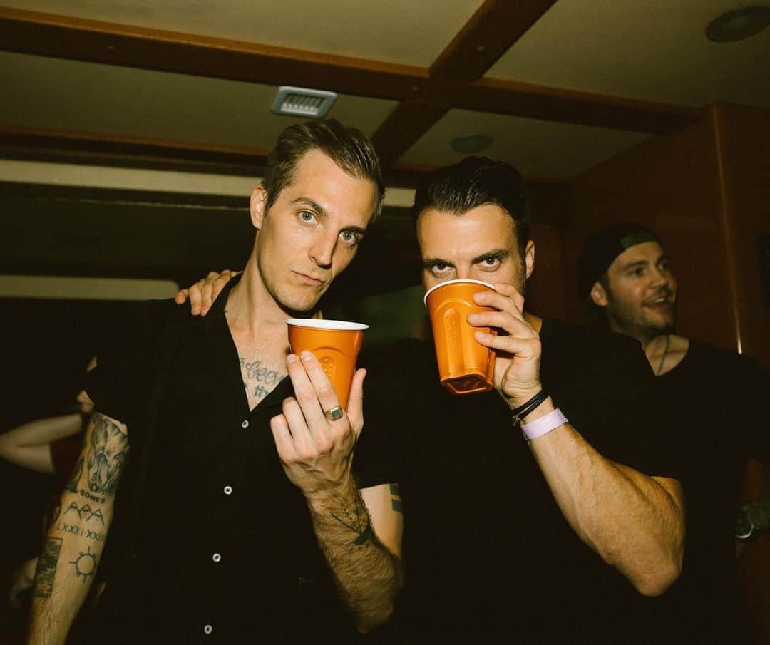 リアン・ドーソンのインスタグラム：「i took a photo with john from a band called the maine. (Well, to be fair @_lupe) took it but YOU GET IT.」
