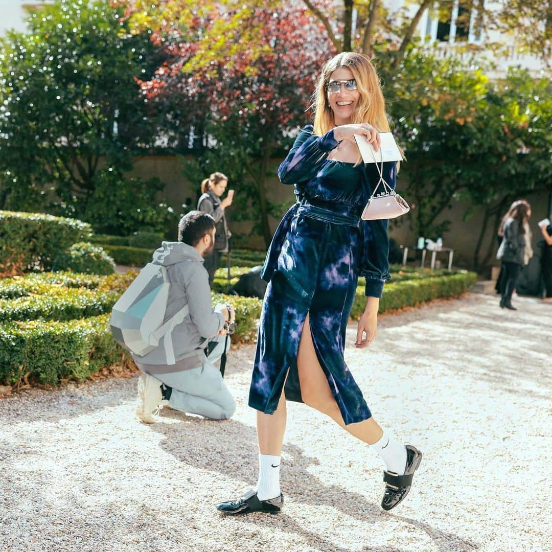 Vogue Runwayさんのインスタグラム写真 - (Vogue RunwayInstagram)「Elementary school fashion, no more! The chunky-soled boyish loafer combined with white socks has resurfaced in a chic new way. Tap the link in our bio for the best ways to wear the look now, inspired by the street style coverage from fashion weeks around the globe. Photographed by @mrstreetpeeper」5月18日 6時36分 - voguerunway