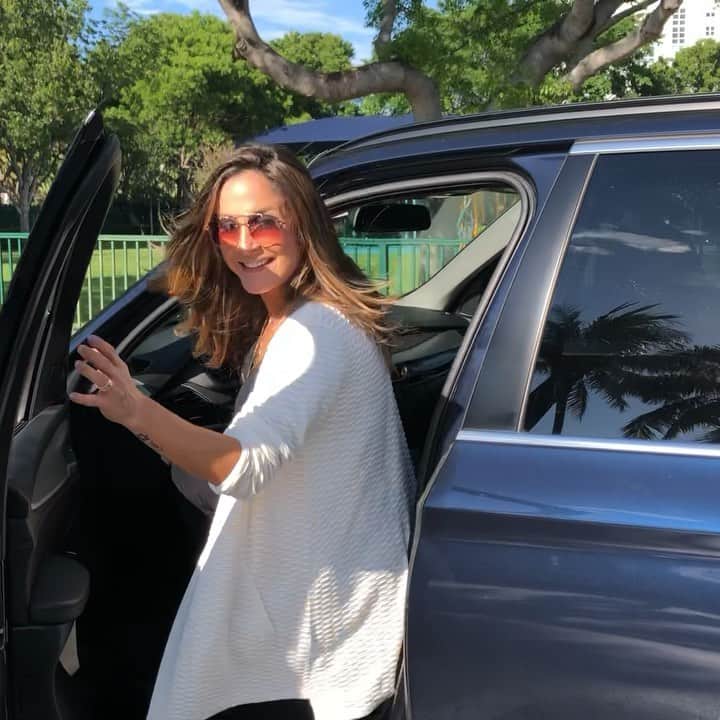 Claudia Leitteのインスタグラム：「🤰🏼Minha música nova, #Matutinha, disponível em todas as plataformas digitais, no meio da rua! 🤣 Felicidade! @2urentacar,  eu usei seu carro pra bagunçar em Miami! Podia? Amei! 🤣🤣🤣🤣🤣🤣 @vaiquando valeu cada segundo da nossa lua de mel! Vocês fizeram o melhor serviço! E eu tô fazendo propaganda porque amei mesmo e indico pra todo mundo! ♥️♥️♥️♥️♥️」