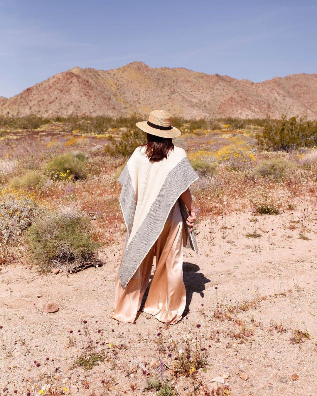 マイラ・ダルブサイオさんのインスタグラム写真 - (マイラ・ダルブサイオInstagram)「🌸🌸🌸 @teachamantafish in @madebyvoz, Joshua Tree, 2019. #springsprung #superbloom」5月18日 6時48分 - myladalbesio