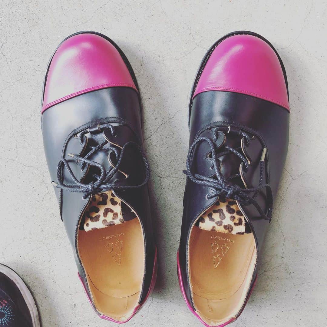 大谷ノブ彦さんのインスタグラム写真 - (大谷ノブ彦Instagram)「山梨の靴職人の方が 作ってくれました 何度も話し合いながら 微調整繰り返しながら靴を作るってのがとても新鮮でした。  早くこれ履いて漫才したいです。  こいつで笑いとりたいです。  #副業漫才 #芸歴25年 #ダイノジ #大谷ノブ彦 #大地洋輔 #6月20日新宿で寄席やるよ」5月18日 6時42分 - dnjbig