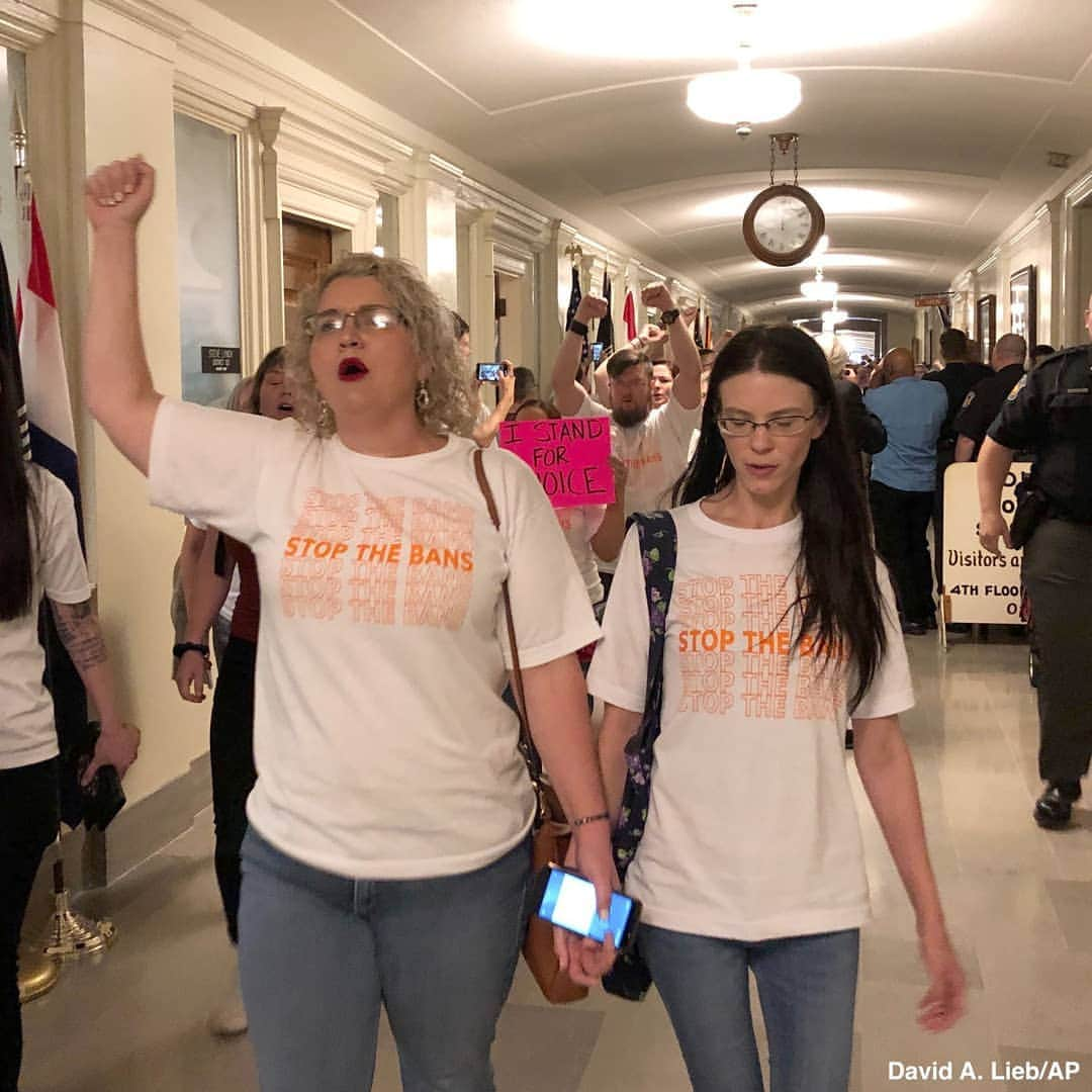 ABC Newsさんのインスタグラム写真 - (ABC NewsInstagram)「Protesters demonstrate as Missouri becomes the latest state to push restrictive anti-abortion legislation forward. #missouri #politics #abortion」5月18日 6時44分 - abcnews