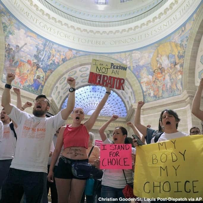 ABC Newsさんのインスタグラム写真 - (ABC NewsInstagram)「Protesters demonstrate as Missouri becomes the latest state to push restrictive anti-abortion legislation forward. #missouri #politics #abortion」5月18日 6時44分 - abcnews