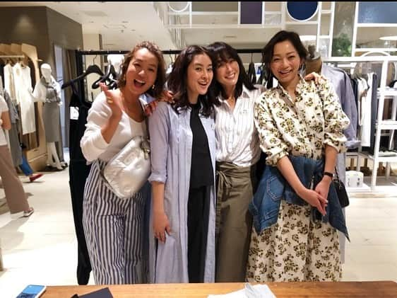 松井美緒さんのインスタグラム写真 - (松井美緒Instagram)「おはようございます。 . . 昨日は おかげさまで初日にもかかわらず 売り切れてしまった商品もありました。 お手にとっていただけなかったお客様大変申し訳ありません。 . . 来てくださった皆様が 頑張って！ と優しくお声をかけてくださったこと嬉しかったです。 . . . 感謝しかありません。 . . たくさんのお友達も遊びにきてくれました😭 ありがとうございます。 . . . 売り切れてしまった商品もありますが 本日も10:00よりお待ちしております。 . . . 写真は昨日の開店前☺︎ . . . @ayuuki0908 ちゃん 本当にありがとう😭 . . . 新宿伊勢丹 2階 アーバンクローゼット内 . . . mix and mingle . . . . @isetan_shinjuku_urbancloset . . . . #mix_and_mingle_  #新宿 #新宿伊勢丹 #ポップアップ #エプロン #オールインワン #シャツワンピ #カッティングボード #箸 #箸置き #アーバンクローゼット」5月18日 6時50分 - mio.matsui