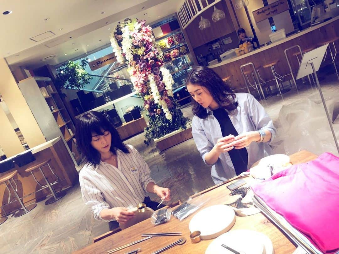 松井美緒さんのインスタグラム写真 - (松井美緒Instagram)「おはようございます。 . . 昨日は おかげさまで初日にもかかわらず 売り切れてしまった商品もありました。 お手にとっていただけなかったお客様大変申し訳ありません。 . . 来てくださった皆様が 頑張って！ と優しくお声をかけてくださったこと嬉しかったです。 . . . 感謝しかありません。 . . たくさんのお友達も遊びにきてくれました😭 ありがとうございます。 . . . 売り切れてしまった商品もありますが 本日も10:00よりお待ちしております。 . . . 写真は昨日の開店前☺︎ . . . @ayuuki0908 ちゃん 本当にありがとう😭 . . . 新宿伊勢丹 2階 アーバンクローゼット内 . . . mix and mingle . . . . @isetan_shinjuku_urbancloset . . . . #mix_and_mingle_  #新宿 #新宿伊勢丹 #ポップアップ #エプロン #オールインワン #シャツワンピ #カッティングボード #箸 #箸置き #アーバンクローゼット」5月18日 6時50分 - mio.matsui