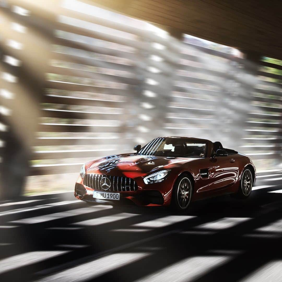 メルセデス・ベンツさんのインスタグラム写真 - (メルセデス・ベンツInstagram)「Breathtaking performance combined with the advantages of a convertible: The Mercedes-AMG GT C Roadster. 🔥 📸: @danielwagnerphoto for #MBsocialcar [Mercedes-AMG GT C Roadster | Kraftstoffverbrauch kombiniert: 12,4 l/100 km | CO₂-Emissionen kombiniert: 284 g/km | mb4.me/nefz]  #MercedesAMG #AMG #GTC #cars247 #view #awesomecars #carsofinstagram #amazingcars #DrivingPerformance #supercars」5月18日 6時55分 - mercedesbenz