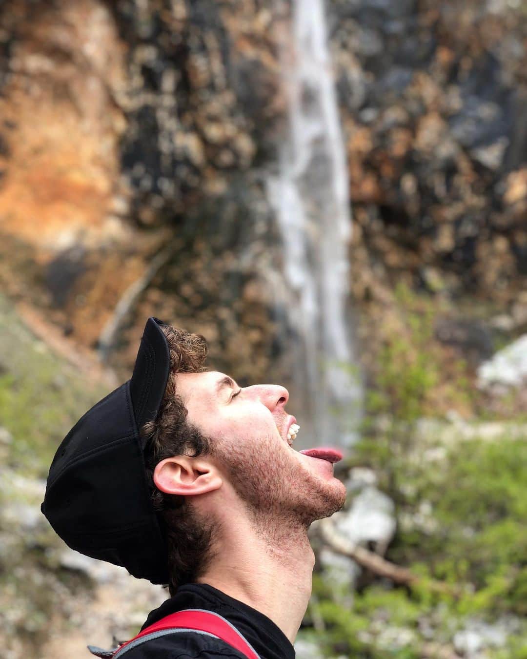 ジェイソン・ブラウンのインスタグラム：「Travel Tip: STAY HYDRATED! 旅行で、たくさん 水を 飲みました！👅😂 #LogarValley #RinkaSlap #RinkaWaterfall」