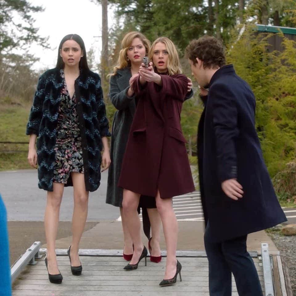 プリティ・リトル・ライアーズさんのインスタグラム写真 - (プリティ・リトル・ライアーズInstagram)「Went out with a bang. #PLLThePerfectionists」5月18日 7時07分 - prettylittleliars