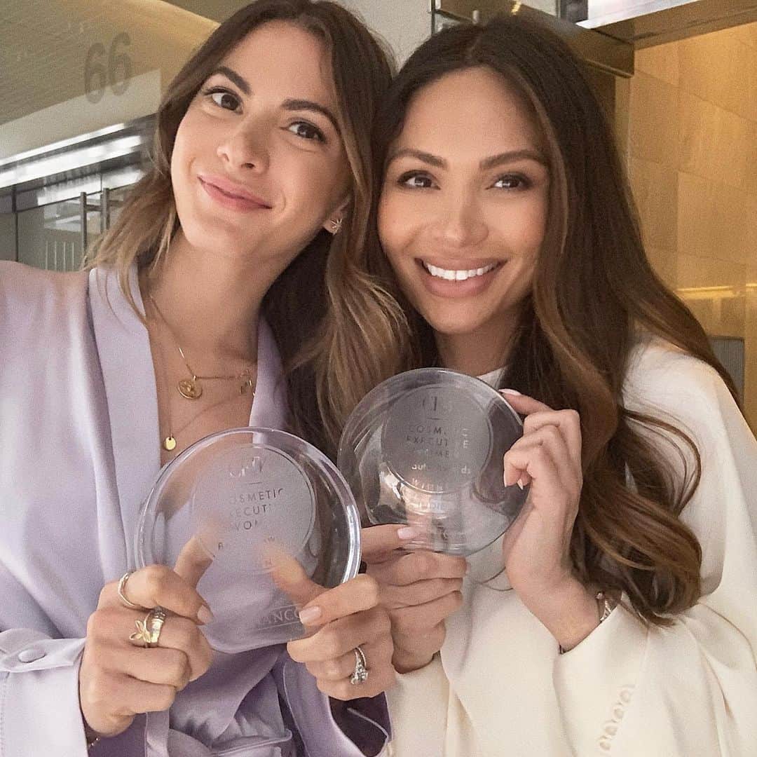 Marianna Hewittさんのインスタグラム写真 - (Marianna HewittInstagram)「Such an honor 😫🙏🏼 Our @summerfridays Jet Lag Mask won the “Indie Skincare” Award at today’s #CEWawards (swipe to hear our speech!) thank you @cewinsider for this recognition and congrats to all the amazing brands + products that were honored today 🏆」5月18日 7時03分 - marianna_hewitt