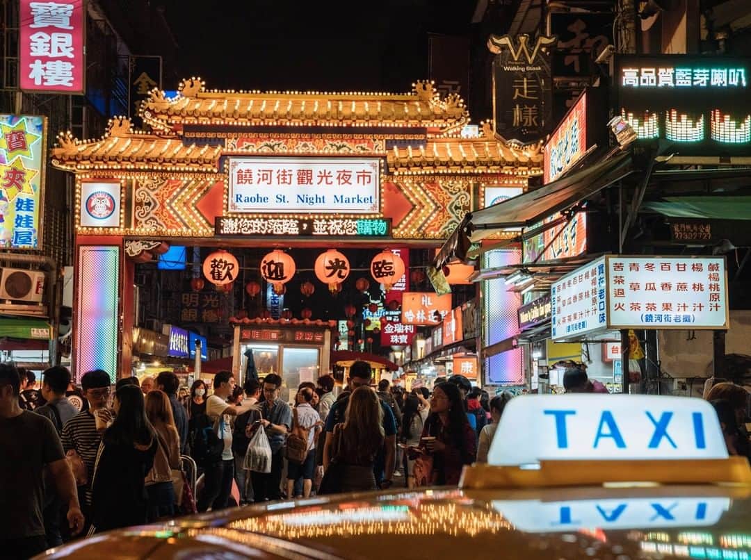 National Geographic Travelさんのインスタグラム写真 - (National Geographic TravelInstagram)「Photo by @hannahreyesmorales | The Raohe Street Night Market is a maze of delicious food, shops filled with curio, and bright lights. I briefly got distracted by yummy looking noodles, and when I looked behind me, I had lost my friend.  Follow me @hannahreyesmorales for more stories on Asia and beyond.  #Taiwan #Food #Raohe #tummytalk」5月18日 7時07分 - natgeotravel