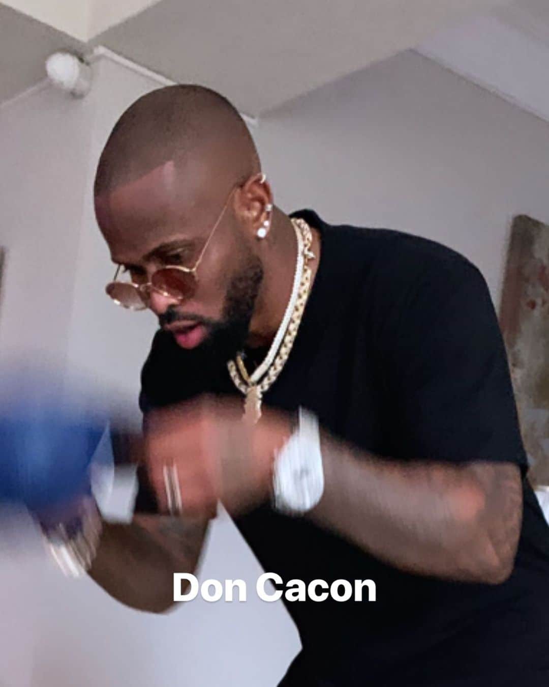 ホセ・レイエスのインスタグラム：「Siempre con la frente en alto🤷🏿‍♂️😂」