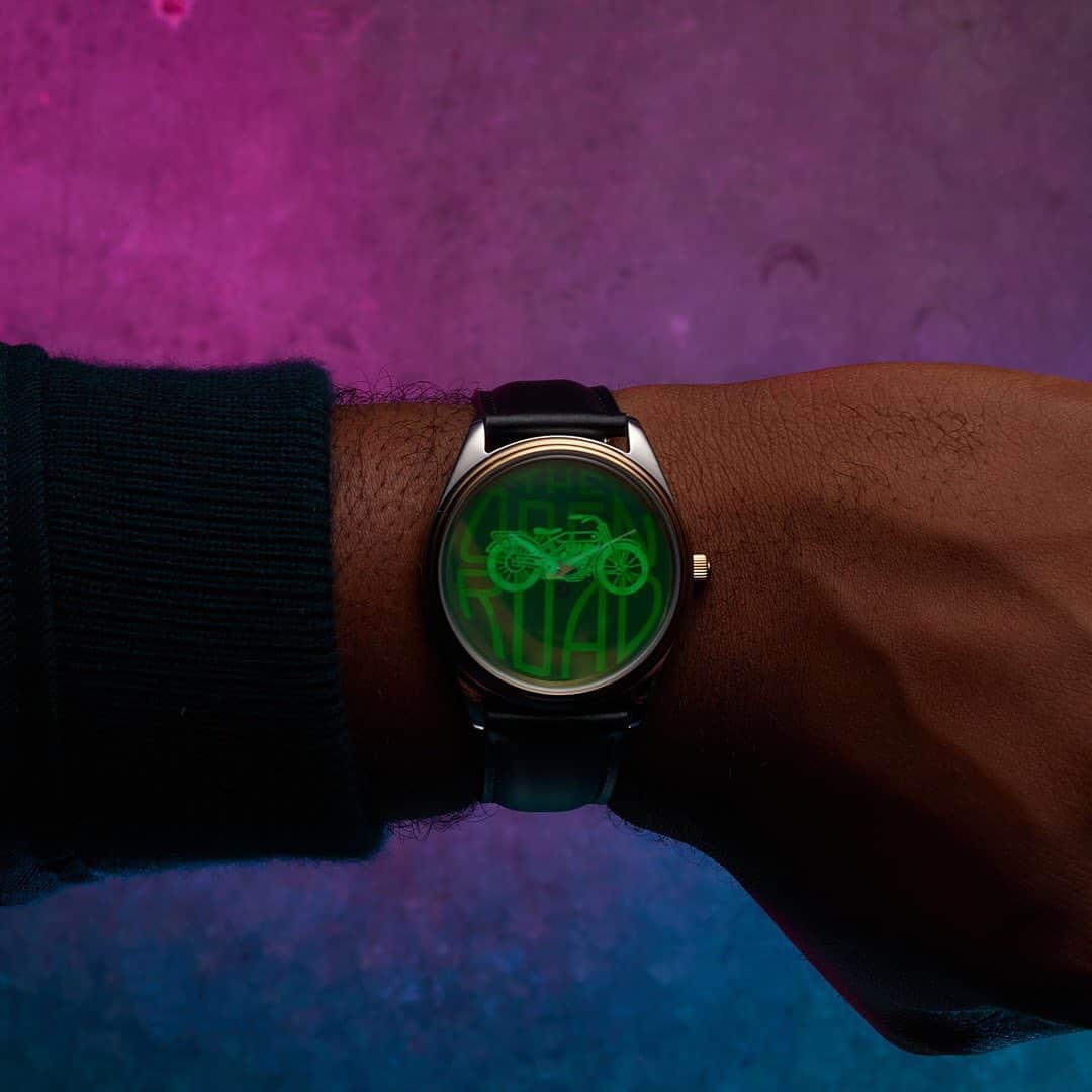 fossilさんのインスタグラム写真 - (fossilInstagram)「The future is back with our 90’s reboot re-imagined for today. Shop the #LimitedEdition Hologram watch. . . . *available in select markets」5月18日 7時10分 - fossil
