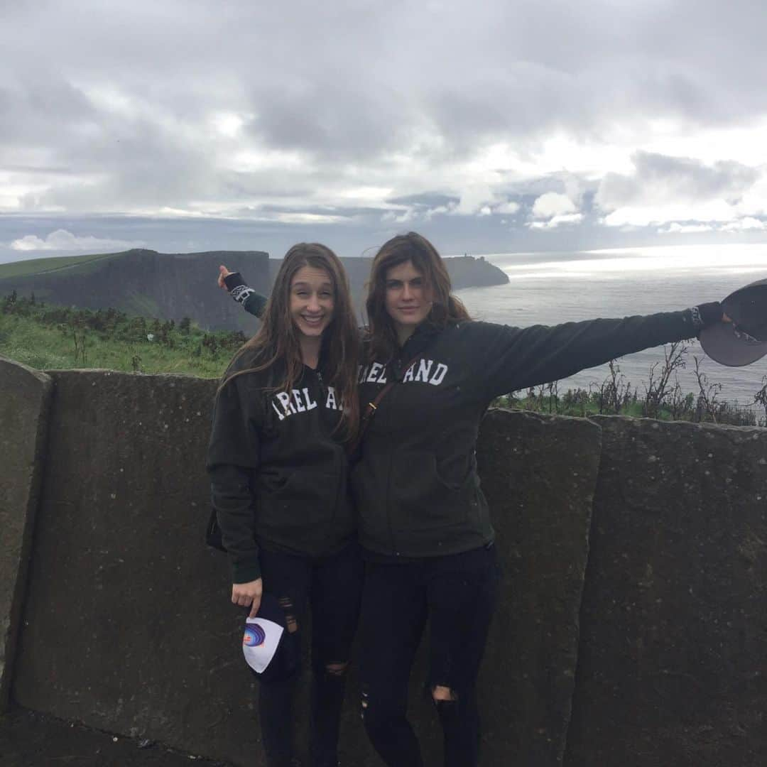 アレクサンドラ・ダダリオさんのインスタグラム写真 - (アレクサンドラ・ダダリオInstagram)「@taissafarmiga and I at the Cliffs of Moher, the one and only day we wore these sweatshirts」5月18日 7時20分 - alexandradaddario