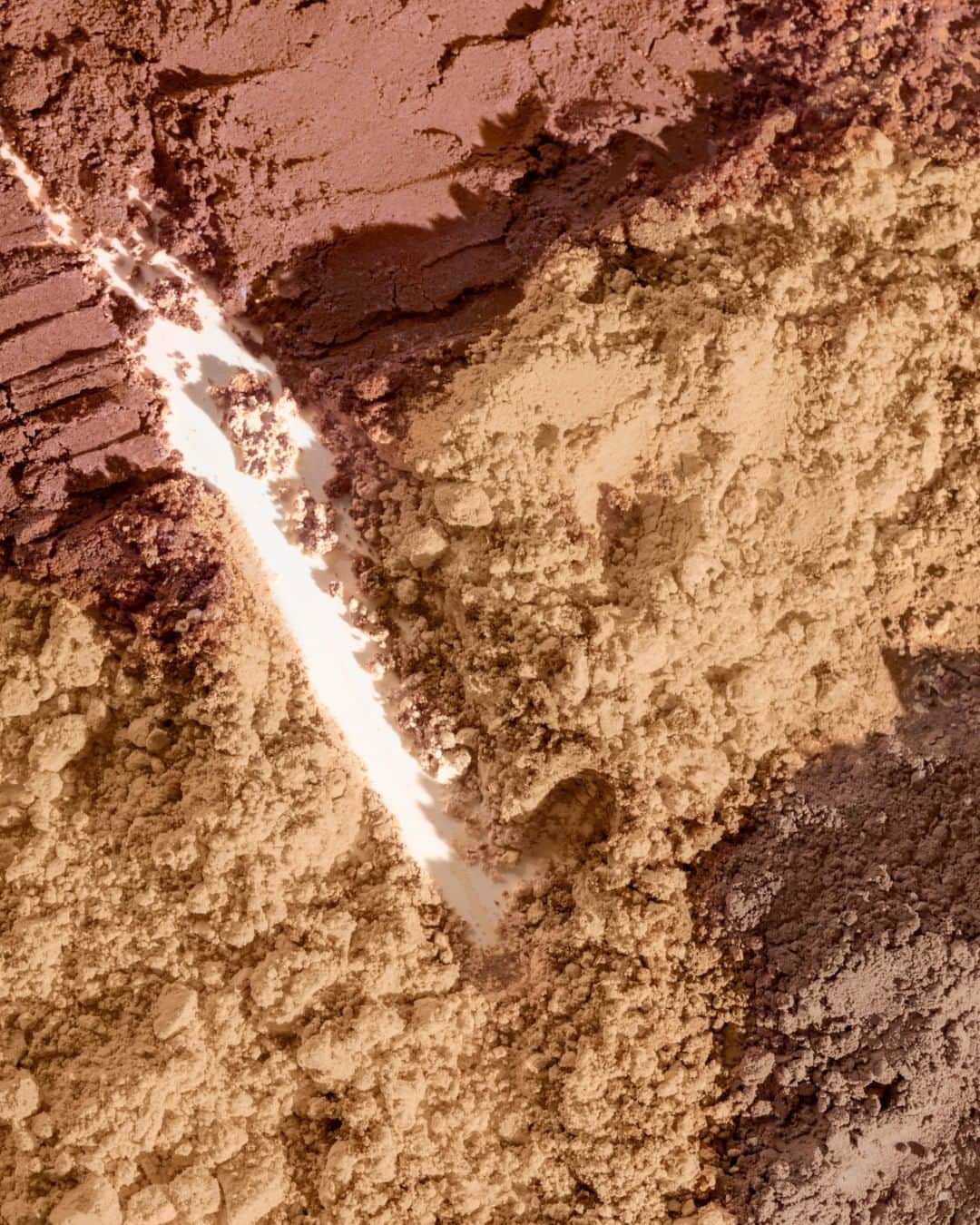 Smashboxのインスタグラム：「Create a sunny-yet-sculpted look with the Cali Contour Palette — it reminds us of the sandy beaches of L.A. ☀️🔅🔆」