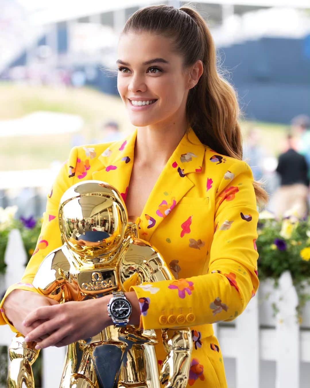 ニーナ・アグダルのインスタグラム：「Thank you to @omega 💛 and their entire team for such a wonderful day filled with golf, laughs and 🥂 I had the best time! Ps. I really wanted to bring this guy home but he didn’t fit in my clutch 🙈 #moonwatch ..⬅️ the watch im wearing is the first watch worn on the moon 🌙 ..well not that one exactly, but how cool is that?!」