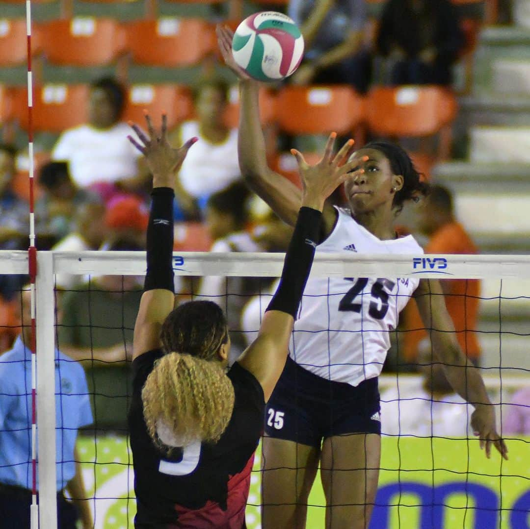 USA Volleyballさんのインスタグラム写真 - (USA VolleyballInstagram)「@usavwnt begins its @FIVBVolleyball #VNL title defense next week in Bulgaria, and eight @teamusa players will be making their #FIVB debuts against Belgium, Japan and Bulgaria. For the roster and preview, click our profile 🔗. Go 🇺🇸!」5月18日 7時43分 - usavolleyball