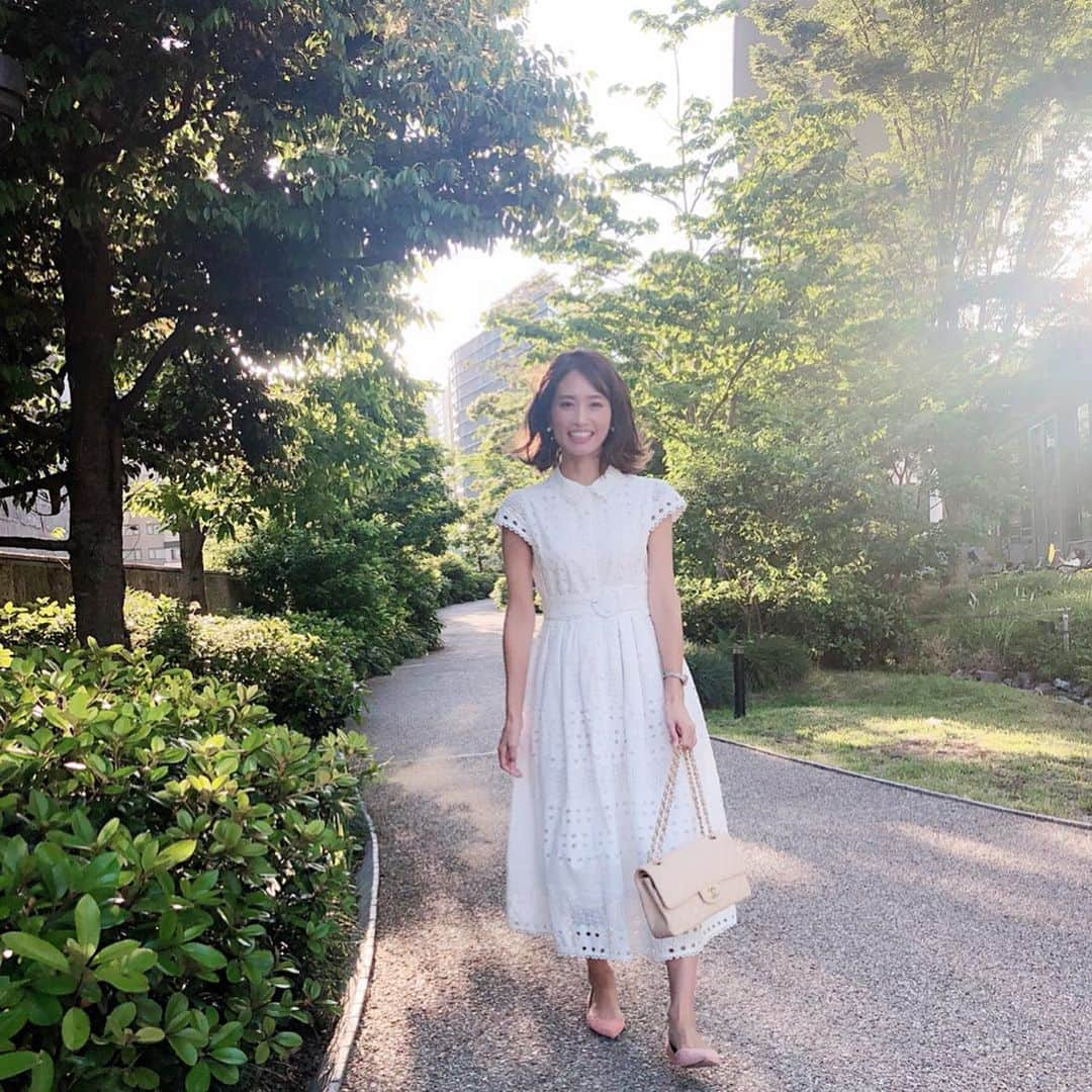 KAORI.OMURA 大村香織さんのインスタグラム写真 - (KAORI.OMURA 大村香織Instagram)「おはようございます🌞 ・ 昨日のインスタライヴ、見ていただいた方ありがとうございます☺︎ ・ 最後充電が無くなり🔋すみません😭久々に配信しましたが楽しかったです☺︎ ・ その時にも、ご質問いただいたお洋服のコーディネートです👗 ・ セパレートでは無くワンピースなんです、こちら💁‍♀️ ・ @_estella.k_ のもので少し前に購入しました♡ ・ 只今絶賛お気に入り中なので登場回数多めかと思います。笑。 ・ 靴は専らフラットで、淡いピンクが春らしい @tsurubymarikooikawa ・ しかし、白のお洋服を着ると何故か汚してしまいますよね😭 ・ …姫いちごアールグレイ👸🍓という大好きが詰まったネームの紅茶を少しこぼしてしまいました😭 ・ GW空けで身体も心もバタバタしていたので、今週末はシッカリ充電しようと思います☺︎ ・ 良い週末を✨ ・ #コーディネート#ワンピース#ワンピースコーデ #アラフォー#アラフォーコーデ #アラフォーファッション #白いワンピース #虎ノ門ヒルズ #アンダーズ東京 #きょコ#estellak #休日の過ごし方 #holiday#tsurubymarikooikawa#大人可愛い#大人可愛いコーデ#フラットシューズ #港区#お気に入り #お気に入りワンピース#お洒落さんと繋がりたい#ワンピース大好き#159センチ」5月18日 8時05分 - kaori.omura